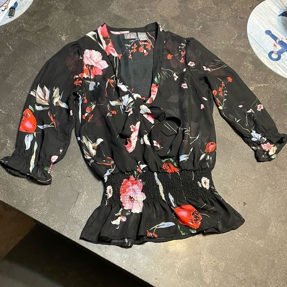 🌹🌺 Floral Blouse 🌺🌹 - Picture 6 of 10